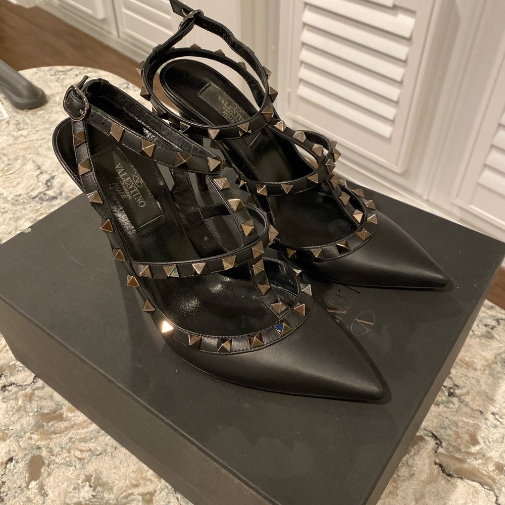 Valentino Garavani Noir Rockstud T-Strap Pump